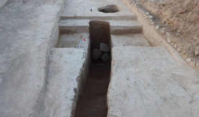 تاشکیند اطرافیده مینگ ییل ایلگریگه عاید بیر حربی نینگ قبری تاپیلدی