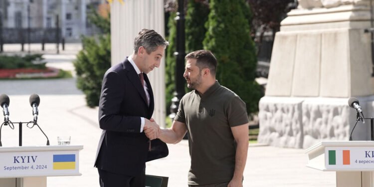 اوکراین‌ده بویوک اوزگریش؛ کابینه اعضالریدن یریمی اوچون ینگی سیمالر تانیشتیریلدی