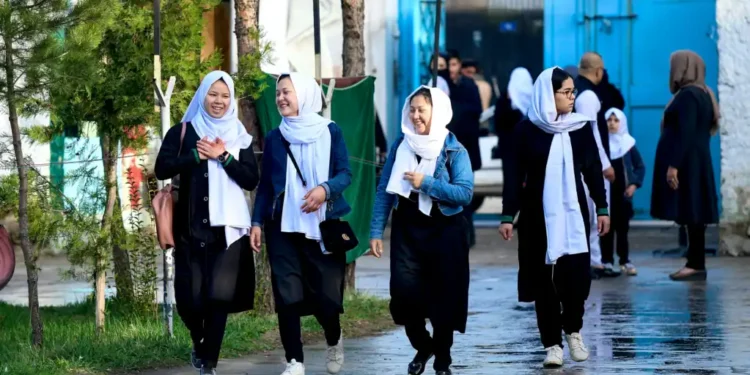 گاردین یېتکرمه‌سی بریتانیادن افغانستان قیزلری‌گه اوقیش ویزاسی بیریشینی سۉره‌دی