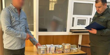 اۉزبېکستان‌ده بیر شخص بیر افغانستان‌لیک پوللرینی اۉزلشتیریش‌گه عیب‌لندی