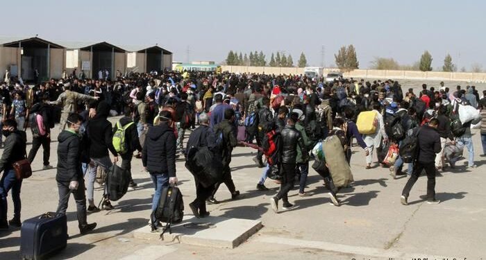 بیر هفته ایچیده ۸۶ مینگ مهاجرلر ایران و پاکستان‌دن قیتیب کېلگن