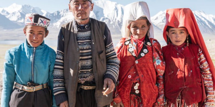 قرغیزستان افغانستان قرغیزلریگه ساغلیق امکانیتلرینی یاردم بېرگن