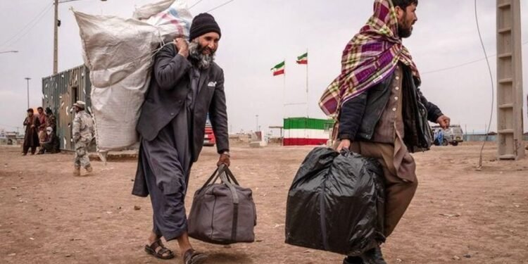 ایران بیر ییل‌ده کمیده یریم میلیون افغانستان‌لیک‌گه ویزا بېرگن