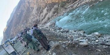 بدخشان‌ده بیر موتر برچه یۉلاوچیلری بیلن دریاگه قوله‌گن