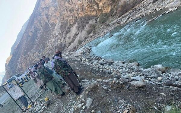 بدخشان‌ده بیر موتر برچه یۉلاوچیلری بیلن دریاگه قوله‌گن