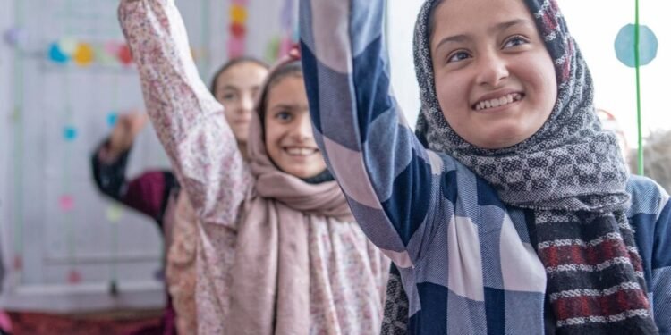 یونیسف بدخشان‌ده مینگلرچه باله اوچون اۉقیش امکانیتی یره‌تیلگنیدن خبر بېردی