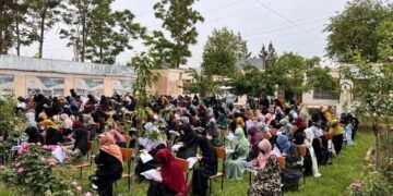 طالبان طبی انستیتوت‌لرنی هم قیزلر اونگیده باغله‌گن