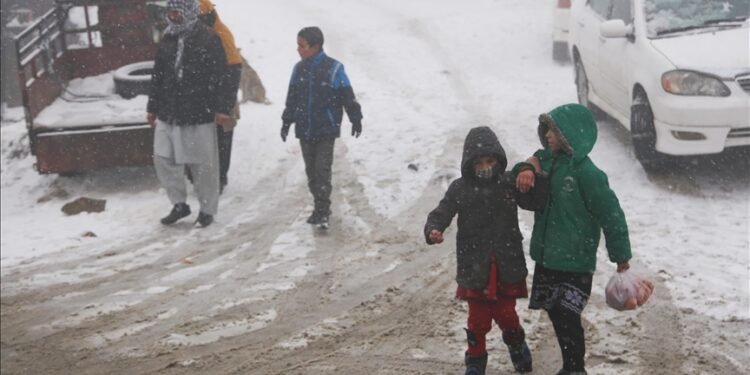 آزیق-آوقت دستوری: افغانستان‌ده قیش کۉپلب عایله‌لر اوچون شفقت‌سیز دیر