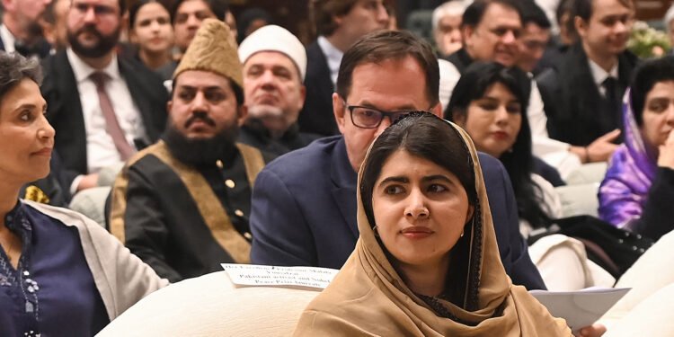 پاکستان‎‌ده قیزلری تعلیمی حقیده ییغین؛ طالبان یانده‌شووی تنقید اېتیلدی