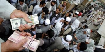 افغانستان بازارلریده دالر نرخی کوتاریلیشی؛ بیر دالر ۷۴ افغانی‌دن آشگن