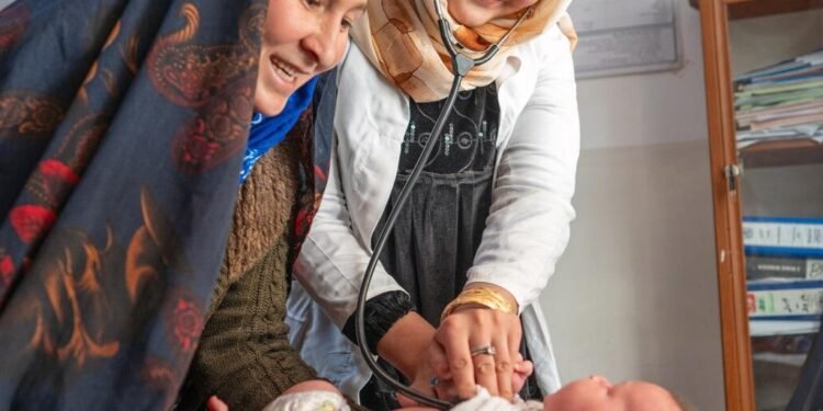 یونیسف افغانستان‌ده ۲۸ مینگ ساغلیق بۉلیمی خادملرینی قوللب-قوتلشینی اعلام قیلدی