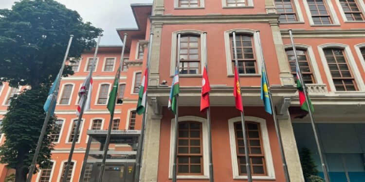 تورکیه بیلن قیغوداشلیک؛ تورک دولتلری بیراغی یریم‌گه توشیریلدی