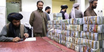 امریکا و طالبان آره‌سیده مالی یاردملر بحث‌لری؛ افغانستان بازارلریده دالر بهاسی بیراز کوتاریلدی