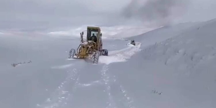 قار یاغیشی ایریم منطقه‌لر جمله‌دن فاریاب و سرپلده یۉللر یاپیلیشی‌گه سبب بۉلگن