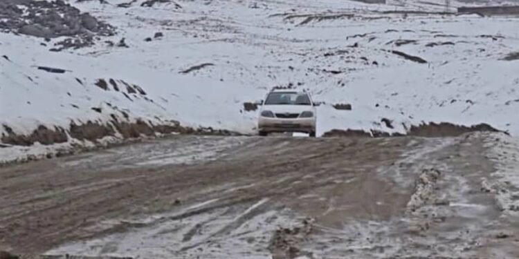 افغانستانده قار یاغیشی ایریم منطقهلرده یۉللر یاپیلیشیگه سبب بۉلگن