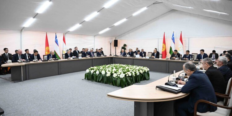 اۉزبېکستان، قرغیزستان و تاجکستان باش وزیرلری آره‌سیده اوچره‌شووی اۉتکزیلدی