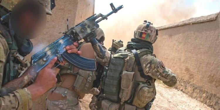 بریتانیا افغانستان سابق کوماندو کوچلریدن ۲ مینگ ته‌سینی باش‌پناه سۉرووینی رد اېتگن