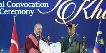 مالیزیا بیلیم یورتلریدن بیری اردوغان‌گه فخرلی دوکتورا عنوان‌نی بېردی