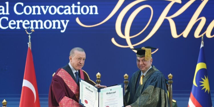 مالیزیا بیلیم یورتلریدن بیری اردوغان‌گه فخرلی دوکتورا عنوان‌نی بېردی