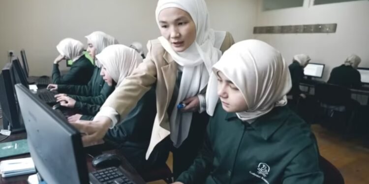 قرغیزستان‌ده عیاللرنینگ اسلامی حجابی برابریده چیکلاو یره‌تیلدی