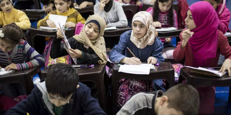 آنه تیل خلقارا کونی؛ ۴۰ فایز اۉقووچیلر آنهتیللریگه تعلیم آلمهیدی