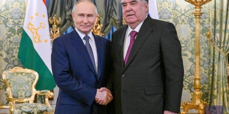 پوتین: افغانستان‌دن بۉلگن خوفسیزلیک تهدیدلری‌گه دقت قیله‌میز