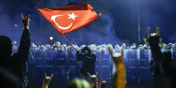 تورکیه‌ده بیر مینگ‌دن آرتیق اعتراضچی پولیس تامانیدن قۉلگه آلیندی