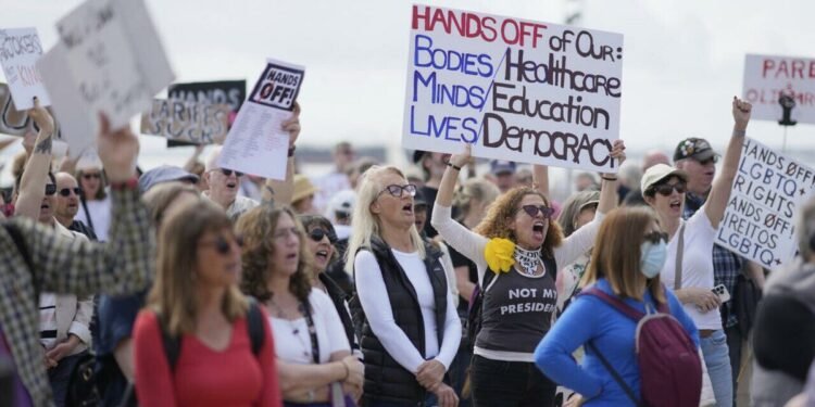 امریکاده مینگلرچه کیشی ترامپ‌گه قرشی ناراضلیک نمایش اۉتکزدی