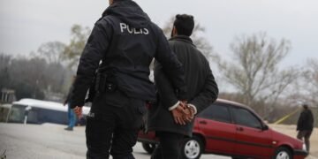 تورکیه‌ده اۉنلرچه افغانستان‌لیک مهاجر پولیس تامانیدن قۉلگه آلینگن