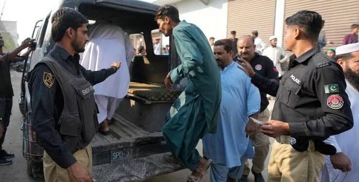 پاکستانده افغانستانلیک مهاجرلرنی چیقاریش جریانی باشلندی