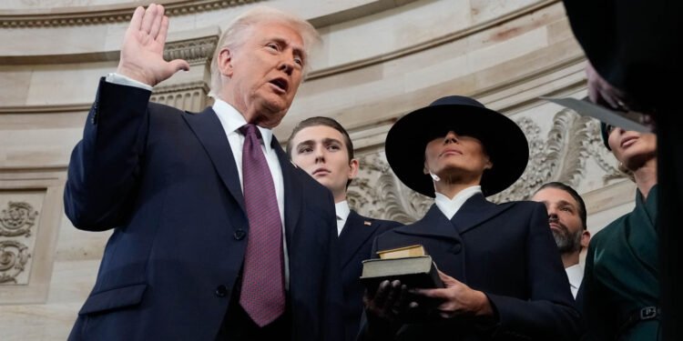 ترامپ روسیه و اوکراین تیزلیکده تینچلیککه قۉل تاپیشیدن خبر بېردی