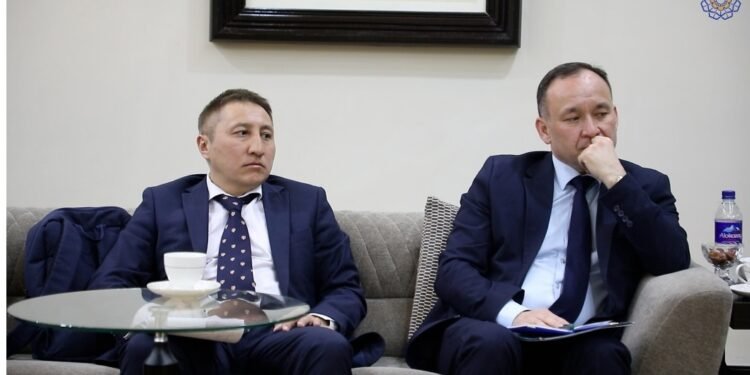 قزاقستان‌لیک بیر هیات کابل کېلیب طالبان رسمی‌لری بیلن اوچره‌شدی