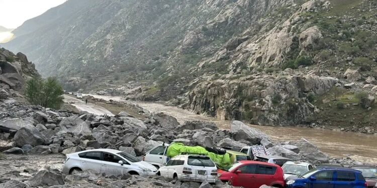 بدخشان‌ده سوو تاشقینی صادر بۉلیب اهالینی آغیر احوالده قویگن