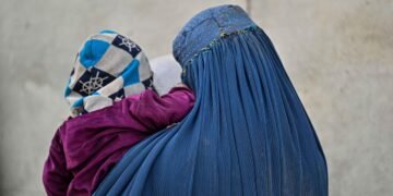 بریتانیا افغانستان‌لیک تورموش قورگن عیاللردن کۉپینچه‌سی آغیر احوالده بۉلگنیدن خبر بېردی