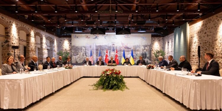 استانبولده اوکراین اوروشی خصوصیده اوچ تامانلمه ییغین اۉتکزیلگن