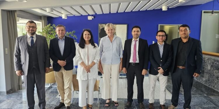 تورکیهده اۉزبېک فعاللر دانمارک وکیلی بیلن اوچرهشیب، افغانستان کېلهجگی حقیده گپلشدی