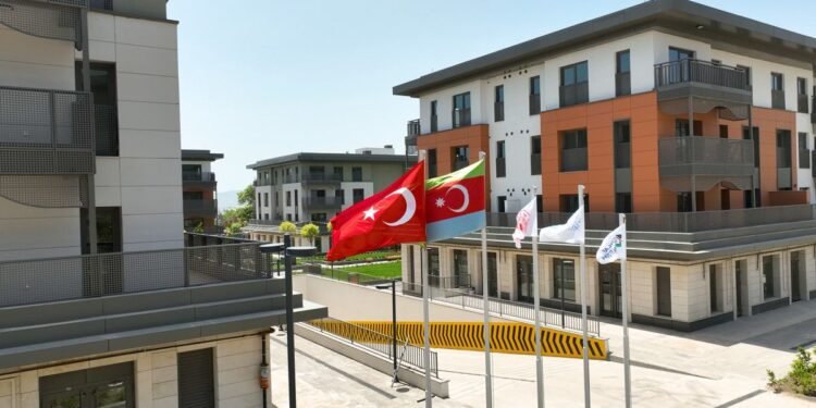 تورکیه‌ده آذربایجان تامانیدن زلزله‌دن زیان کۉرگن‌لر اوچون شهرچه قوریلدی