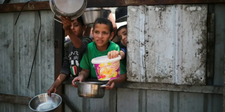 اسراییل کوچلری غزه‌ده‌گی یاردم ترقه‌تووچی بیر مرکز‌گه هجوم اۉیوشتیردی