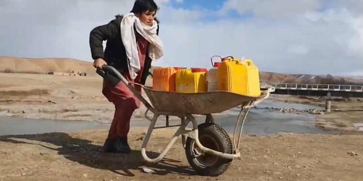 یوناما: افغانستان جمعیتی اوچ حصهسیدن بیر حصهسی ساغلام سووگه قۉل تاپالمهیدی