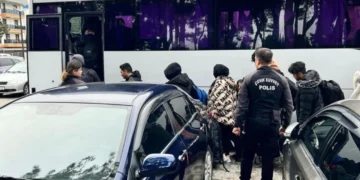 تورکیه کوچلری ۱۸ افغانستان‌لیک‌ مهاجرنی قۉلگه آلگن