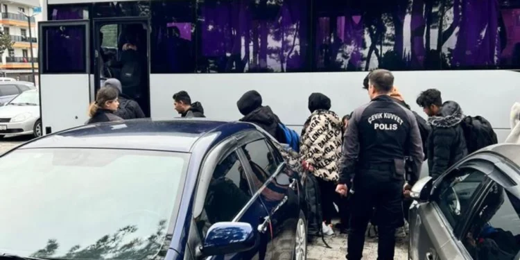 تورکیه کوچلری ۱۸ افغانستان‌لیک‌ مهاجرنی قۉلگه آلگن