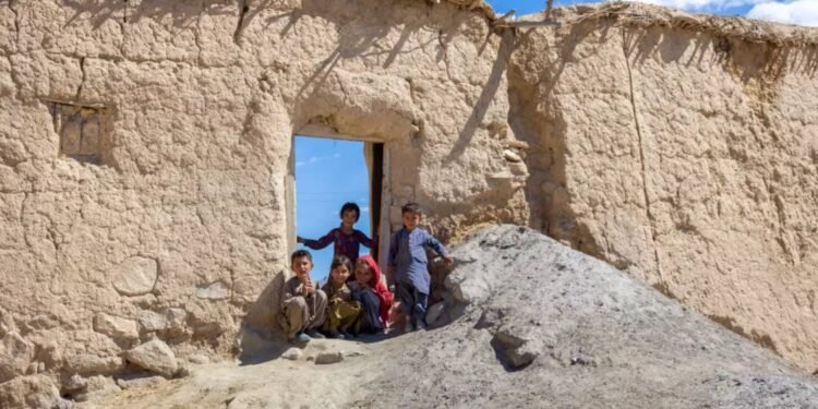 یونیسف: افغانستان‌ده یالغیز ۱۶.۲ فایز باله واکسین بۉلگن