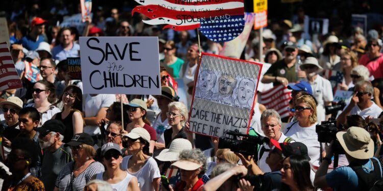 امریکاده مهاجرلر قوزغلانی؛ ناراضلیکلر ینه ایکی شهرده کینگهیدی