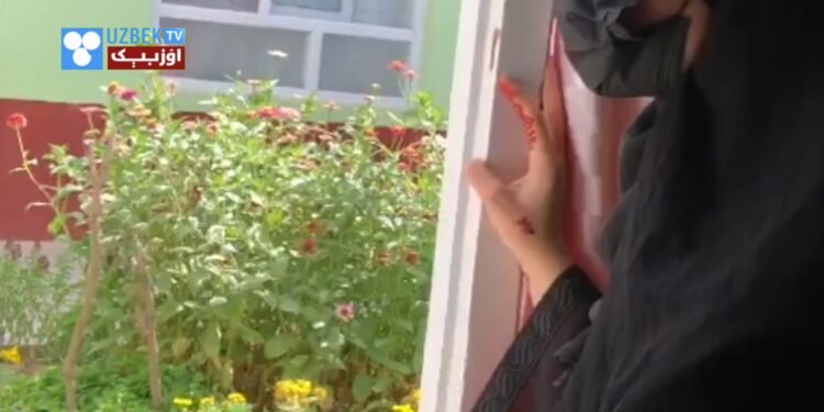 مکتب کییملریگه قرهسم ییغلهیمن؛ اۉقیشدن محروم قالگن کندوزلیک اۉزبېک قیز حکایهسی