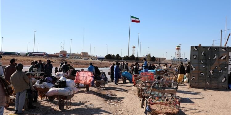 بیرکون‌ده ۳۶ مینگ‌دن آرتیق افغانستان‌لیک مهاجر ایران‌دن چیقاریلدی