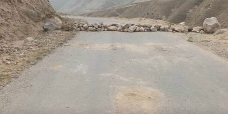 خاش تومنیده طالبان کوچلری هجوم کېلتیریب برچه اهالینی باسیم آستیده قالگن