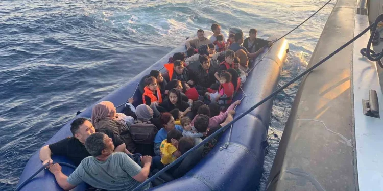 تورکیه ساحل قوریقچیلری اروپاگه اوتیش‌گه اولگورگن اۉنلرچه افغانستان‌لیک مهاجرنی قۉلگه آلدی