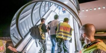 آلمان‌دن اۉنلرچه افغانستان‌لیک مهاجر چیقاریلیب مملکت‌گه قیتریلدی