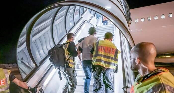 آلماندن اۉنلرچه افغانستانلیک مهاجر چیقاریلیب مملکتگه قیتریلدی