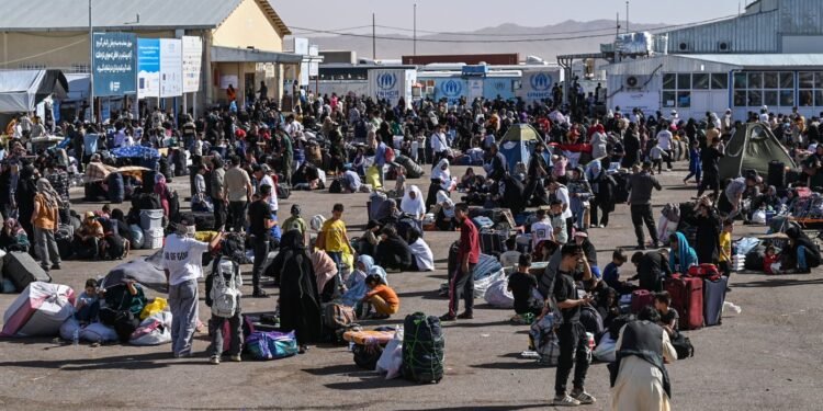 ایرانده افغانستانلیکلر چیقاریلیشی؛ مهاجرلر اردوگاهلرده ناانسانی وضعیت بیلن دوچ